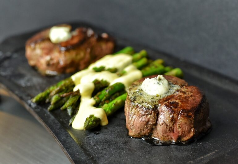 Filet Mignon with Hollandaise Sauce