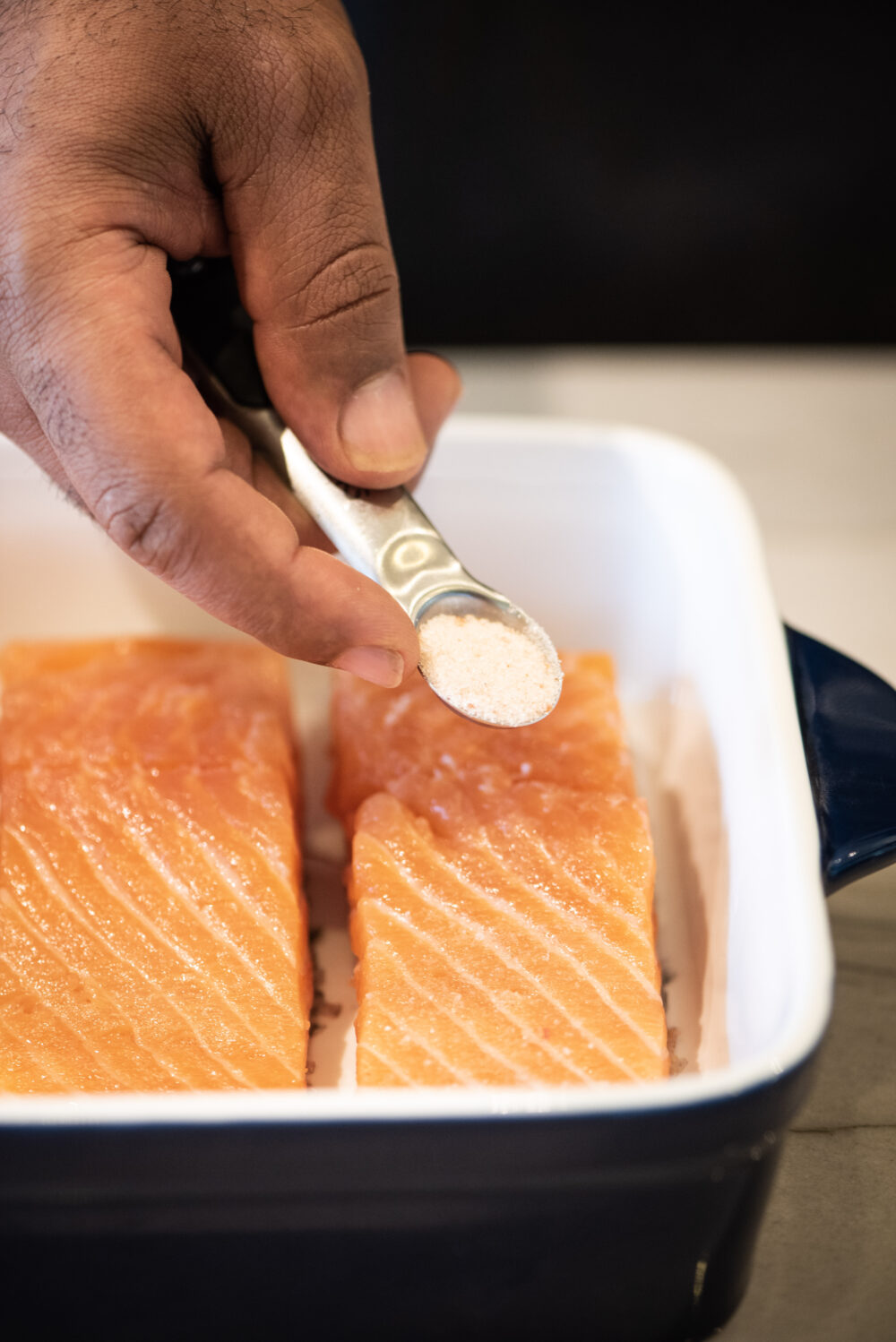 Seasoning salmon with salt
