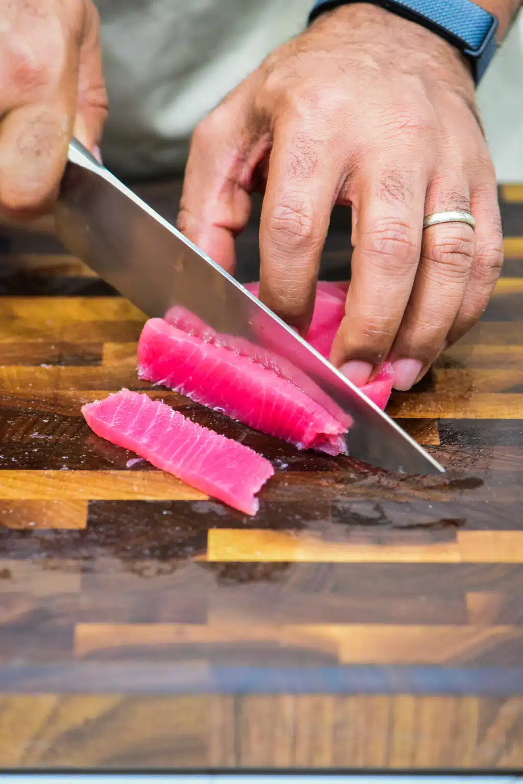 slicing the fresh tuna steak